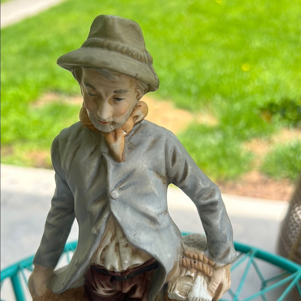 Charming Figurine of a Farmer with Basket - Picture 2 of 4